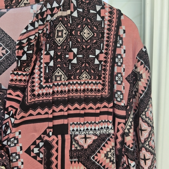 Cocomo Women's Patterned Tunic Top 3X Pink Black Pleated Front Roll Tab Sleeves - Picture 11 of 13